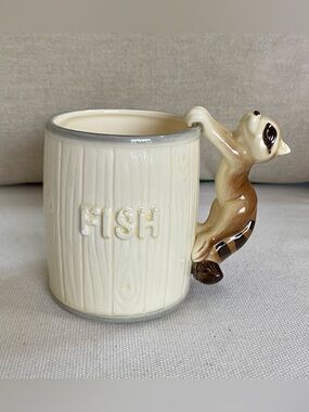 VTG 1981 Quon Quon Climbing Raccoon Handle on Tree Stump W “Fish” Ceramic Mug